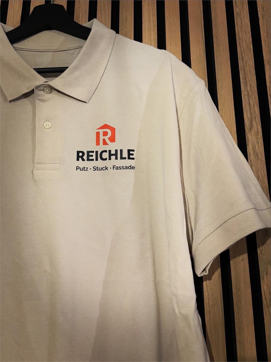 Weißes Firmenpolo mit Reichle-Firmenlogo